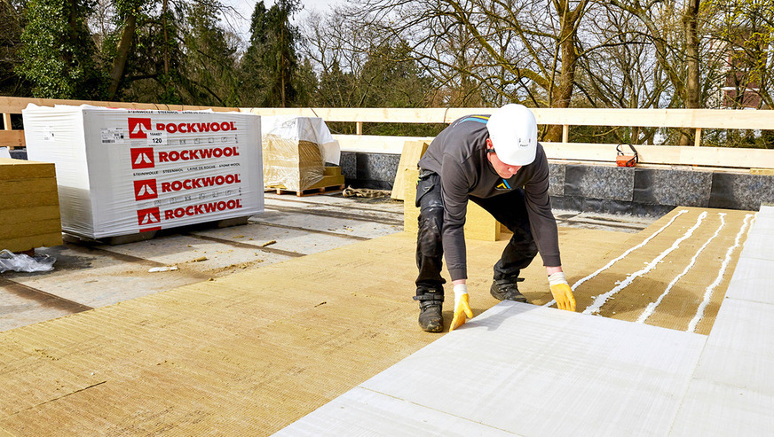 Um eine belastbare Nutzschicht für die Solaranlage zu schaffen, haben die Dach­decker die Solarrock-Dämmplatten mit ihrer glasfaserverstärkten, lastverteilenden Zementbeschichtung eingesetzt.
