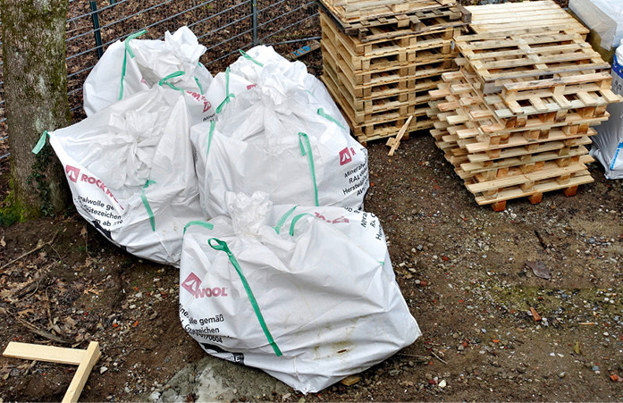 Verschnittreste der Steinwollplatten wurden gesammelt und von&nbsp;Rockwool zum Recyceln abtransportiert.
