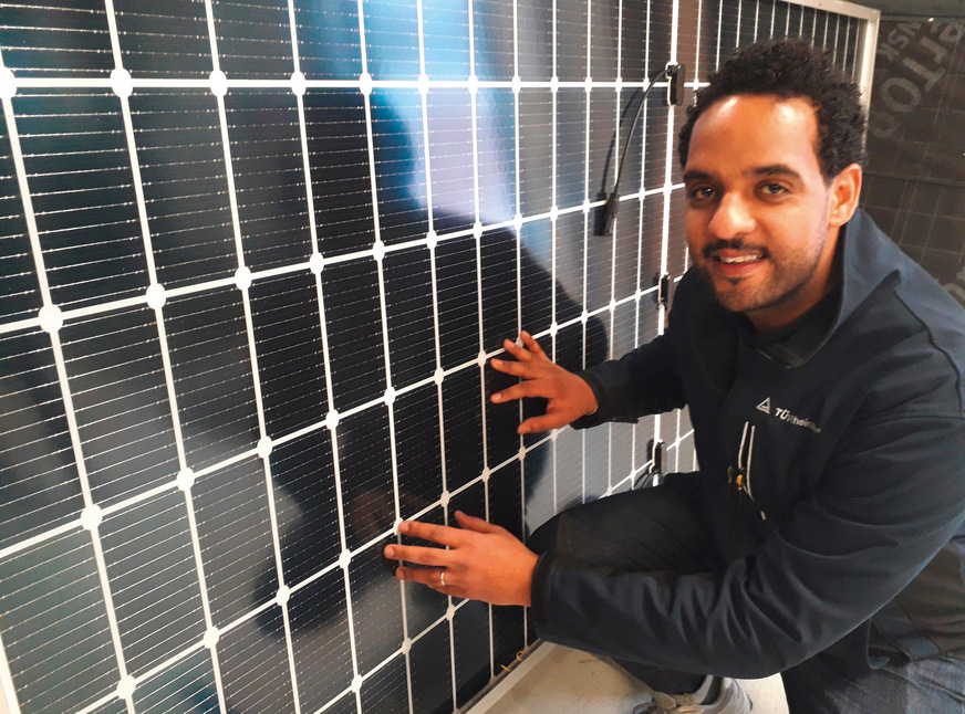 Hamza Maaroufi ist ein ausgewiesener Experte für Solarmodule und ihre fachgerechte Installation. Er arbeitet im Kölner Labor und ist regelmäßig in Solarparks unterwegs.