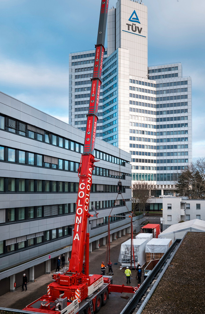 Das Solarlabor des TÜV Rheinland bekommt eine neue ­Klimakammer. Der Kran steht bereit.