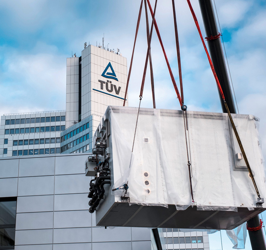 Sieben Tonnen am Haken: Die neue Klimakammer schwebt ein.