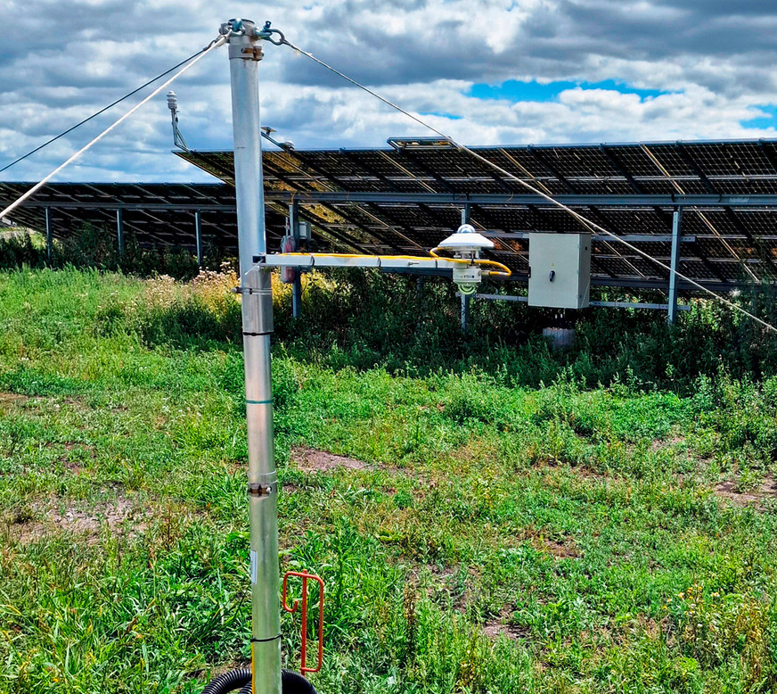 Erweiterung der Messtechnik durch Albedometer hinter den Modultischen.