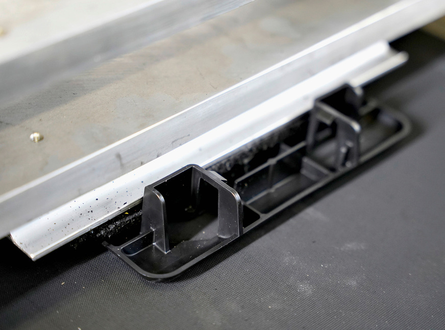 Die neuen Träger, auf denen die Bodenschienen befestigt sind, nehmen die Bewegungen der Anlage auf.