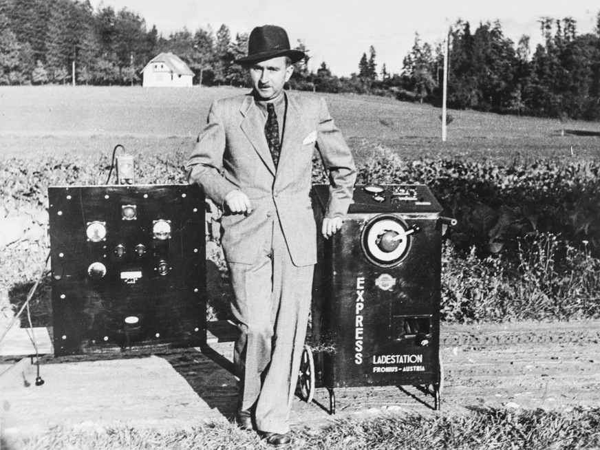 Bereits 1945 entwickelte Günter Fronius sein erstes Ladegerät für Autobatterien. Auf der diesjähringen Intersolar zeigt das Unternehmen unter anderem eine neue Wallbox für Elektroautos.