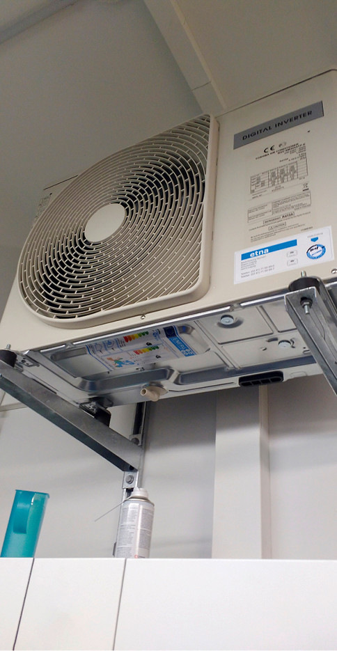 7 Montagefehler: Das Speichersystem ist direkt unter einer Klimaanlage installiert und damit unter einer Brandlast.