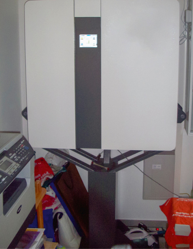 8 Betreiberfehler: Die abgelegten Tüten links unter dem Energiespeicher beeinträchtigten dessen Lüftung und Kühlung.