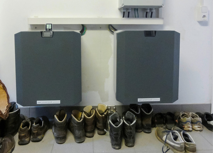 9 Betreiberfehler: Die abgestellten Schuhe behindern die Belüftung der Batteriespeicher.