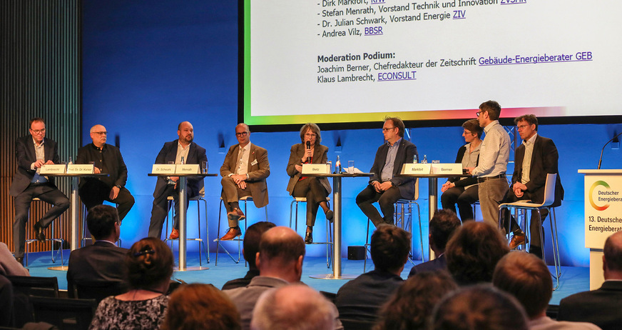Auf dem Podium diskutierten Branchen­vertreter:innen über die Leitfrage: Wie schaffen wir es, gemeinsam die Wärmewende umzusetzen? Die Tagungsteilnehmerinnen und -teilnehmer konnten Fragen stellen.
