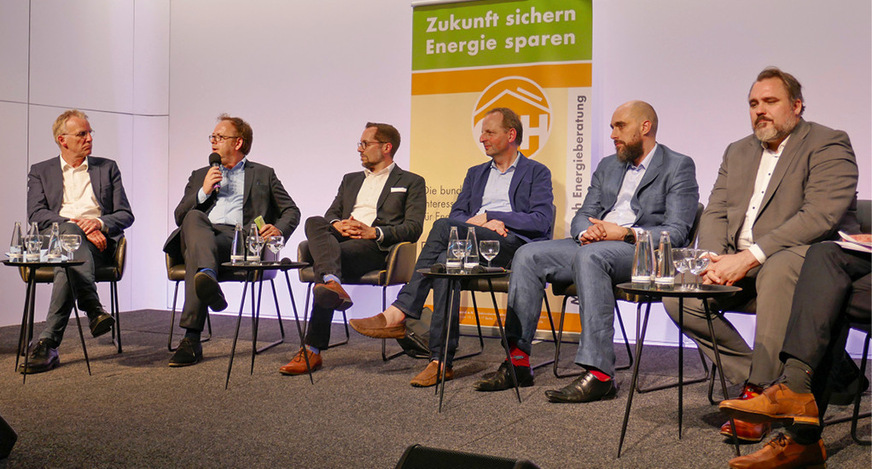 Wie im vergangenen Jahr gilt ein Podiumsdiskussion als Highlight des Kongresses. Thema in diesem Jahr: Wie geht die neue Bundesregierung mit den Themen energetische Sanierung und Klimaziele um und welche Perspektiven und Herausforderungen ergeben sich dabei für die Energieberatung?