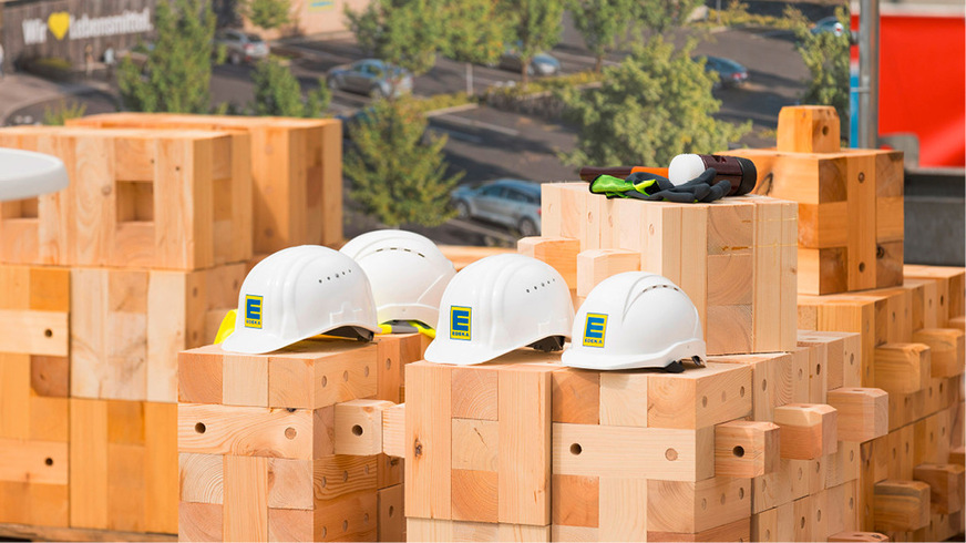 Die Briqs werden aus kostengünstigem Industrie- und Kalamitätsholz sowie rückgebautem Altholz hergestellt und wie Legosteine zusammengesteckt.