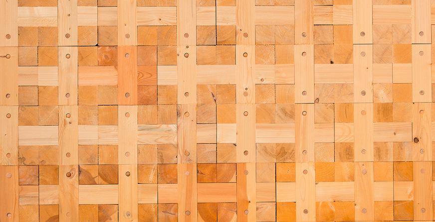 Die aufeinander gesteckten und über Buchenholzdübel miteinander verriegelten Wände kommen ohne künstliche Verbindungsmittel und Klebstoffe aus.