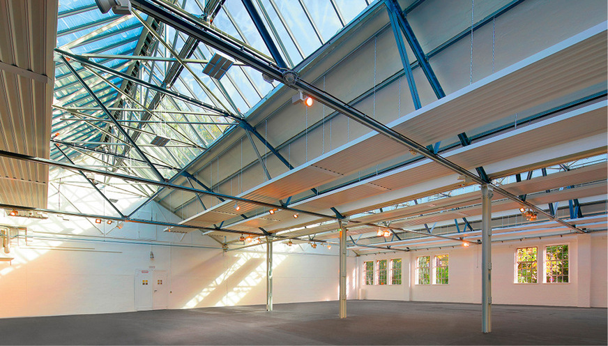 Die neue Firstverglasung mit energieeffizienten Wärmeschutzgläsern lässt viel Tageslicht in die Halle – für Kunstausstellungen ein entscheidender Zugewinn.