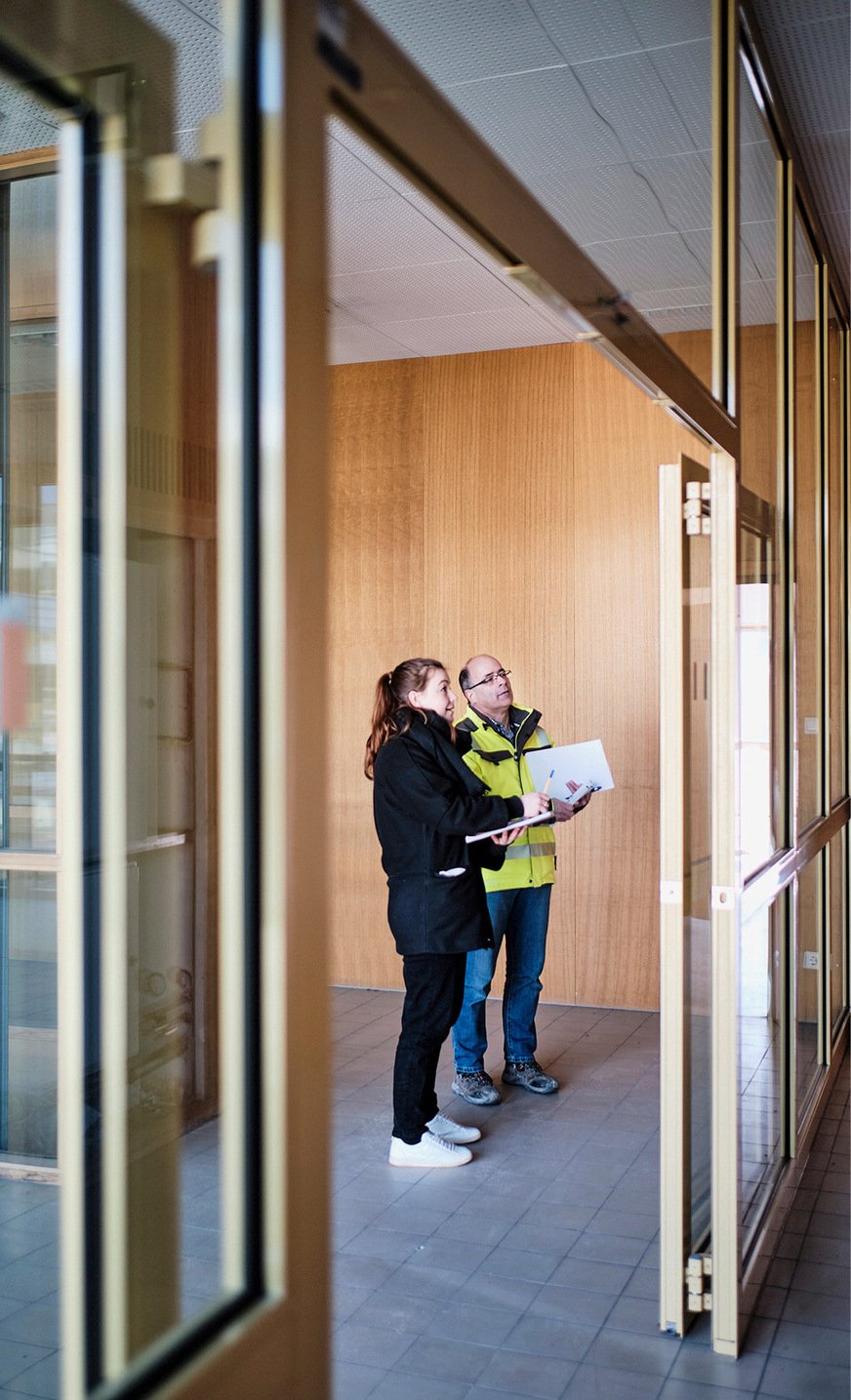 Mitarbeitende von Concular identifizieren und prüfen die Materialien eines Gebäudes. Dann werden diese so ausgebaut, dass sie wiederverwendet werden können.