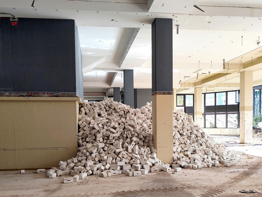 Um die Sortenreinheit des Materials sicherzustellen, mussten die Kalksandsteine nach Abbruch von den übrigen Baustoffen getrennt werden.