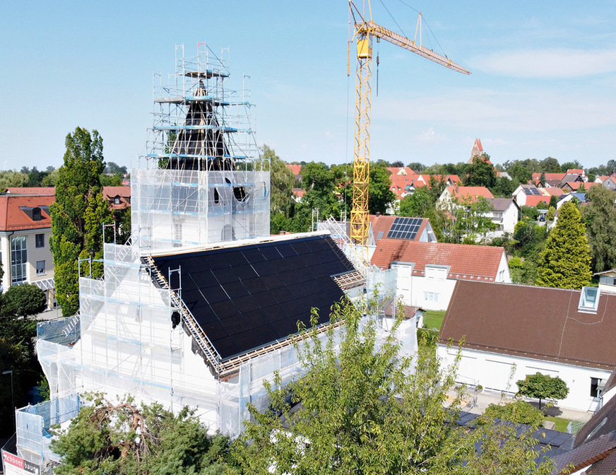 Eine Herausforderung bei der Montage der Solaranlage auf der Hoffnungskirche in Buchloe war die unebene Dachkonstruktion.
