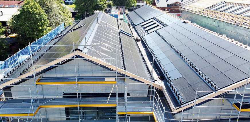Die neue Therme in Oberstdorf wird komplett mit Solarmodulen eingedeckt.