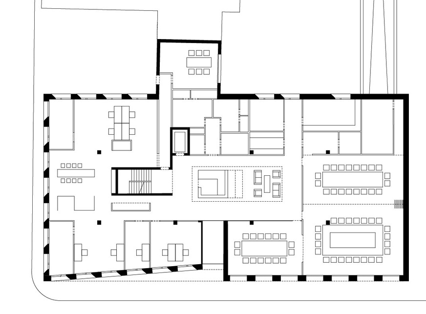 2 Grundriss Erdgeschoss, M 1:500. Gut zu erkennen ist der eingeschnittene Keil an der Südfassade, der den Eingang markiert.
