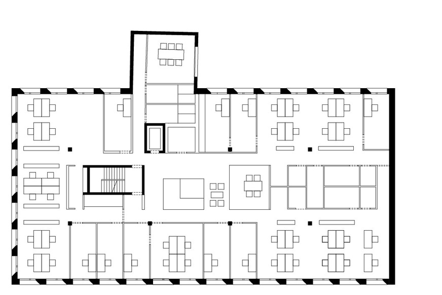 3 Grundriss 2. Obergeschoss, M 1:500. Der Lichthof in der Gebäudemitte erstreckt sich über alle Etagen und wertet die Kommunikationszone auf.