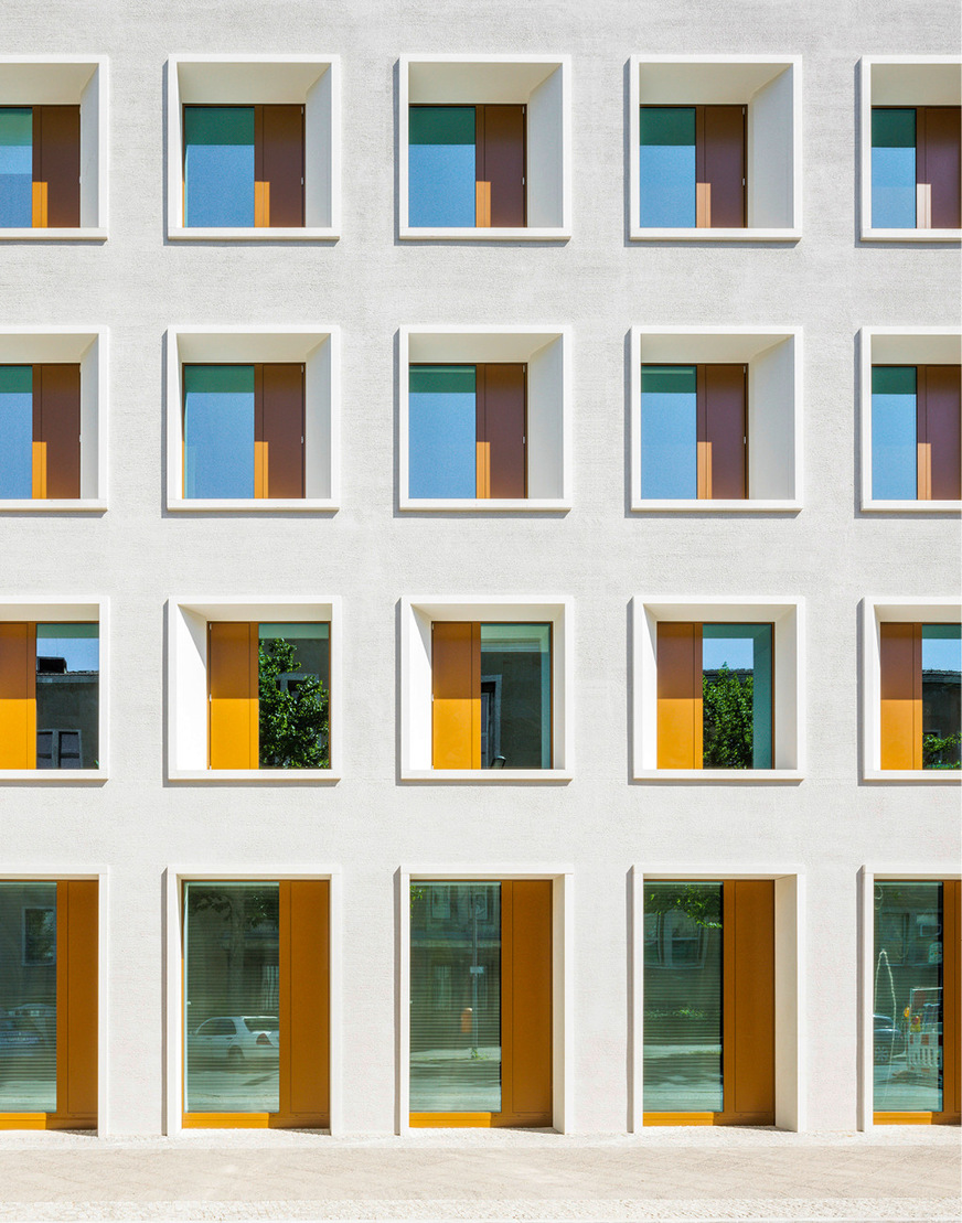 6 Die tiefen, teilweise abgeschrägten Laibungen erzeugen markante Schlagschatten und lassen die weiß verputzten Außenwände plastischer wirken.