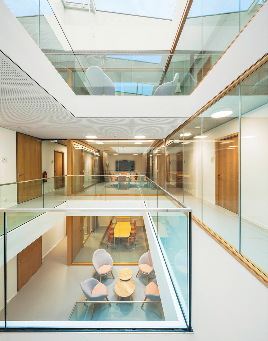 7 Ein Oberlicht lässt Tageslicht in einen mittig platzierten Lichthof – die sich überlappenden Deckenausschnitte schaffen unterschiedliche Blickbezüge.