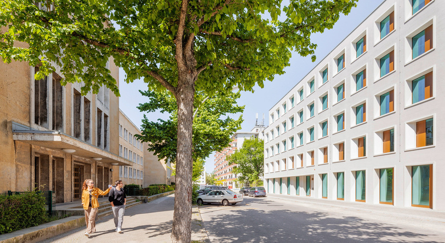 9 Die einheitliche Traufhöhe beidseits der Schwiebusser Straße blieb gewahrt – die Lochfassade des Unionhilfwerks nimmt mit ihren umlaufenden Faschen an den Fenstern die Gestaltungselemente des Hauptzollamtes auf. ﻿
