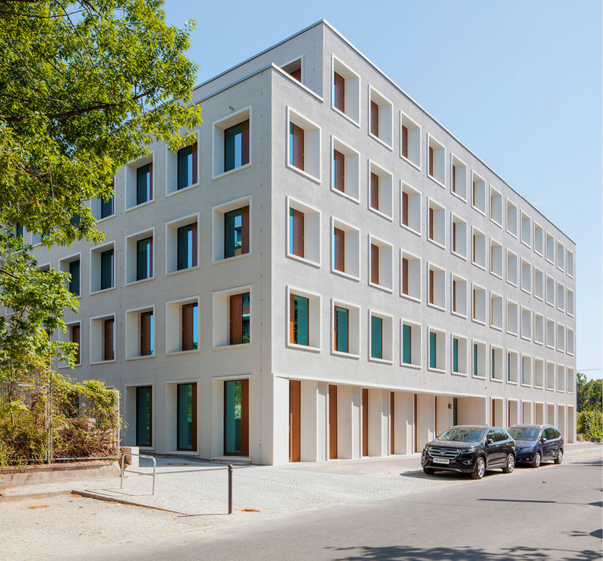 10 Die strenge Formensprache von Fassade und Kubatur stehen im Einklang zum Genius Loci.