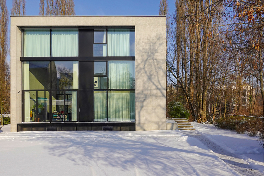 9 Bei diesem Einfamilienhaus wurde 2007 zum ersten Mal Infraleichtbeton in der Praxis angewendet. Die Außenwände sind 50 Zentimeter dick.