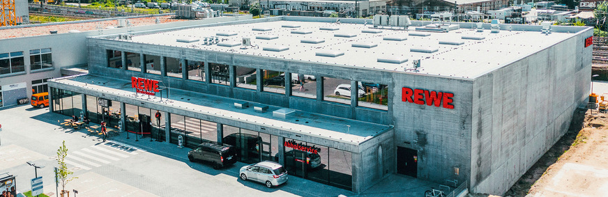 10 In Berlin-Friedrichsfelde wurde 2023 ein Supermarkt mit Infraleichtbeton gebaut. Die Außenwände aus ILC8–D0,70 sind bis zu neun Meter hoch und 40 Zentimeter dick.