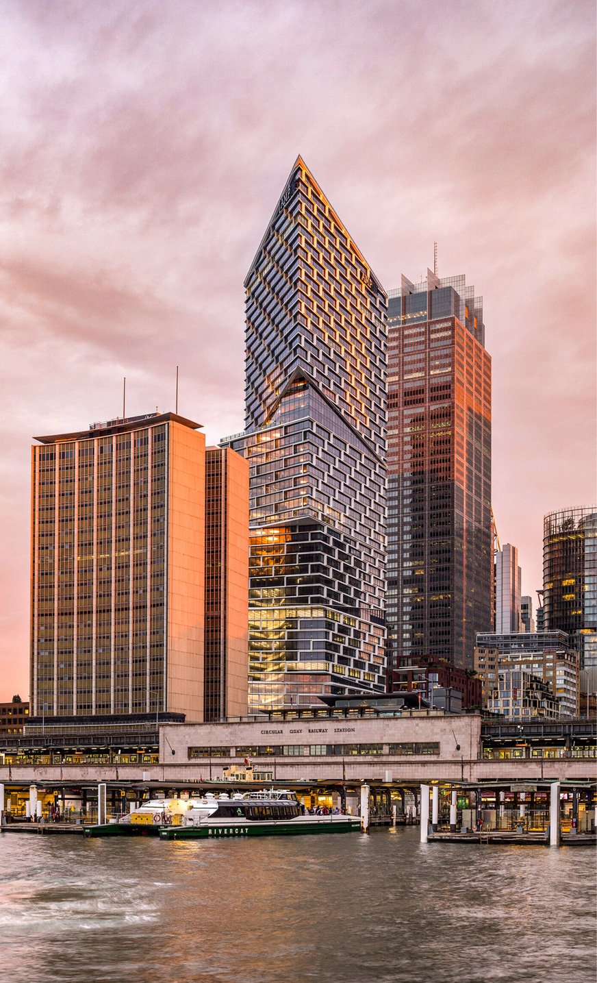 Der Quay Quarter Tower in Sydney (Mitte): Anstatt den Originalbau – ein schlichter, schlanker Quader – abzureißen, wurde er durch Erweiterung mit leicht „verrückten“ Geschossebenen interessanter gemacht.