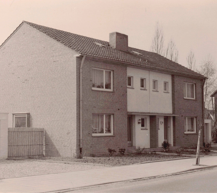 Das Doppelhaus in jungen Jahren, mit einer für die eher nördlichen Regionen Deutschlands typischen Bauweise, zweischalig, mit Klinkervormauer