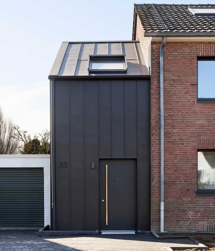 Die schmale Erweiterung bringt zusätzlichen Wohnraum und gleichzeitig den Wärmeschutz für die Ostseite der Doppelhaushälfte. Im Westen mindert die Nachbarhälfte die Wärmeverluste.