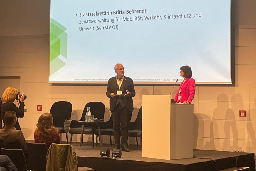 Britta Behrendt von der Senatsverwaltung für Mobilität, Verkehr, Klimaschutz und Umwelt im Gespräch mit Kongress-Moderator Peter Menke der PR-Agentur Ned.Work.