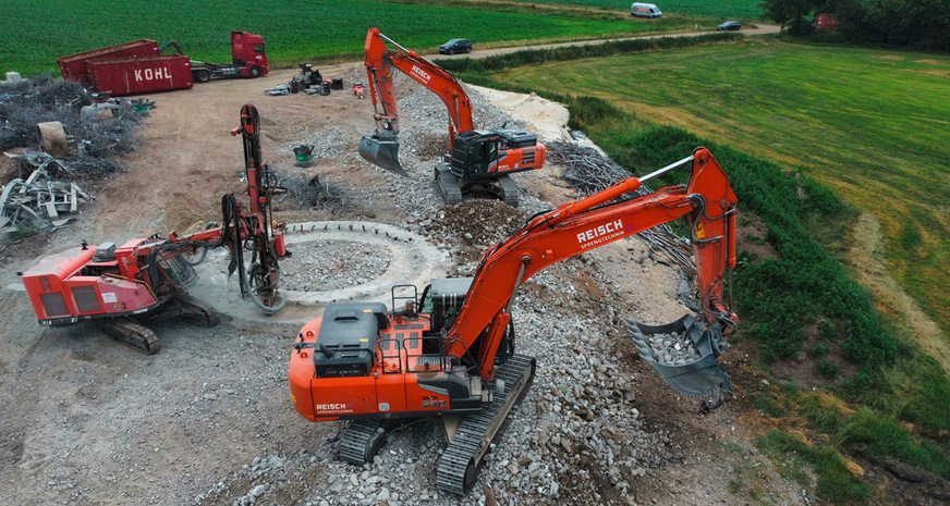 … Bohr- und Nachzerkleinerungsarbeiten am Fundament durch Reisch Sprengtechnik.