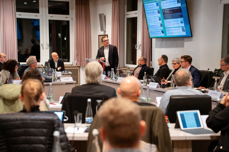 Vertreter des Papierherstellers Köhler-Gruppe stellen die Pläne für zwei Windturbinen am Bergstandort in Oberkirch Schwend vor, der Standort befindet sich zwischen Kappelrodeck und Oberkirch