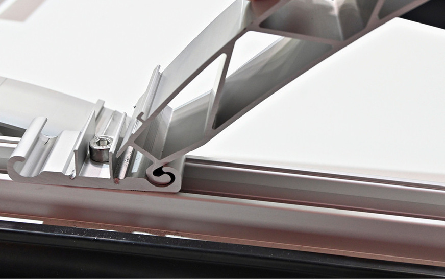 Der Dome beim Xpress LS von K2 Systems wird einfach eingeklickt.