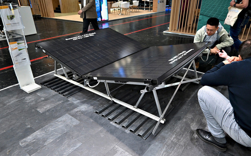 Mit dem neuen Gründachsystem von Wagner Solar können Handwerker die Module in verschiedenen Winkeln anstellen.