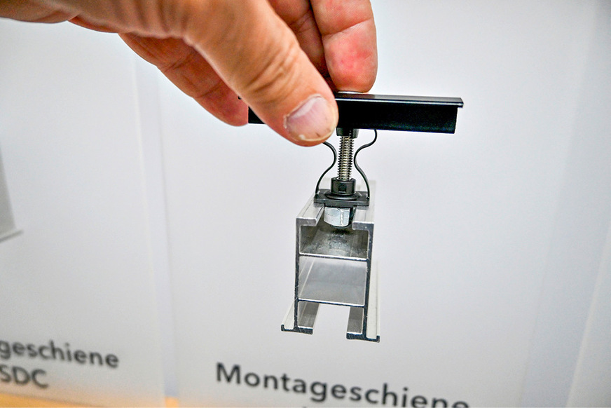 Die neue Modulklemme von Wagner Solar hat einen Federmechanismus.