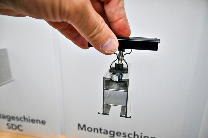 Drückt der Handwerker die Klemme nach unten, dreht sich der Hammerkopf automatisch in die Querposition.