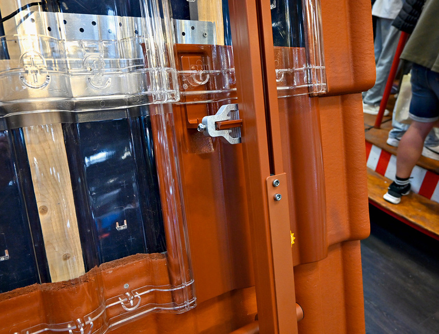 Die neue Delta-Platte von SL Rack sorgt für eine schnelle Montage auf Steildächern mit maximal 15 Grad Neigung.