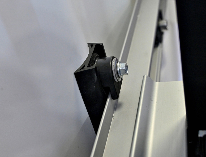 Mit einem neuen Clip können die Handwerker die Gestelle von K2 ­Systems jetzt auch sicher auf Blechziegeln montieren.