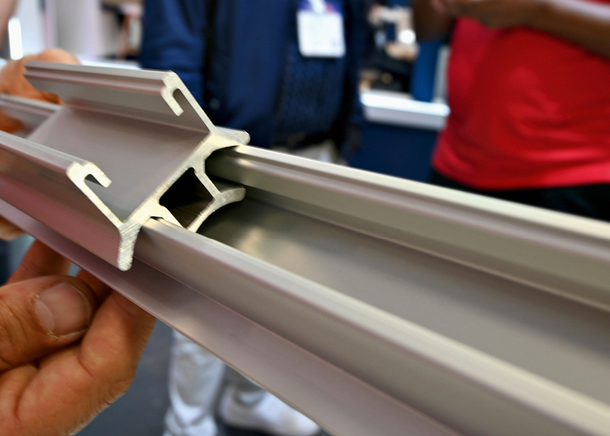 Um die unterschiedlichen Anstellwinkel der Schienen auf den Dächern mit Blechziegeln auszugleichen, hat K2 Systems noch einen Adapter entwickelt.