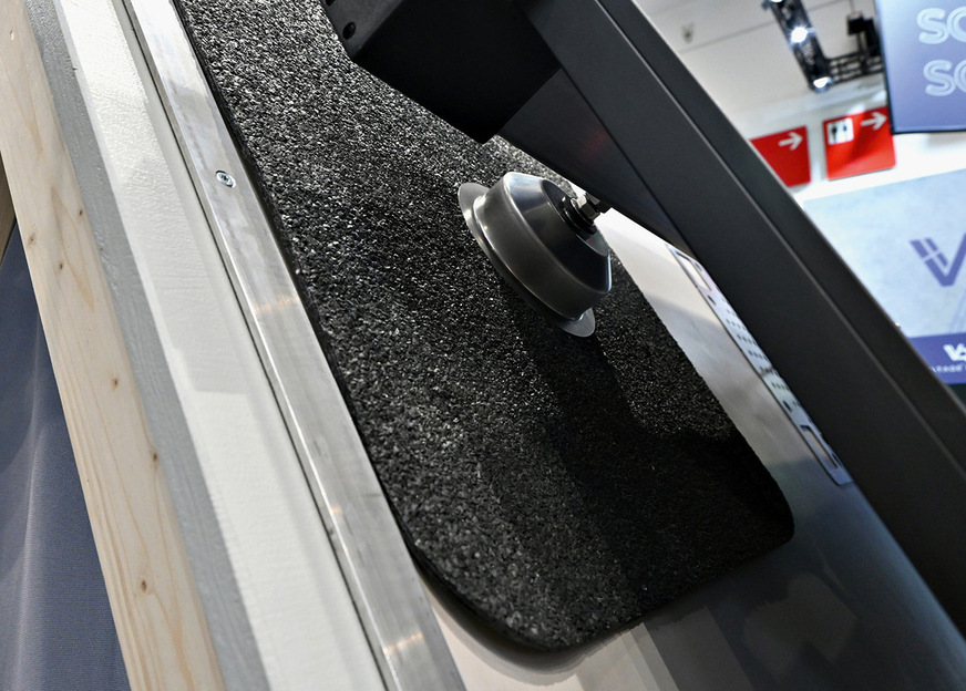 Novotegra hat auf der Messe die Anbindung des Top-Fix mit Dachankern auf Steildächern mit Bitumeneindeckung gezeigt.