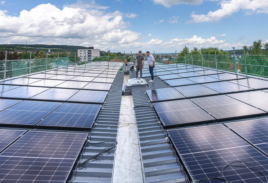 5 Auf alle drei Flachdächer wurde ein flach geneigtes Schmetterlingsdach aufgesetzt und abschließend mit PV-Modulen gekrönt.