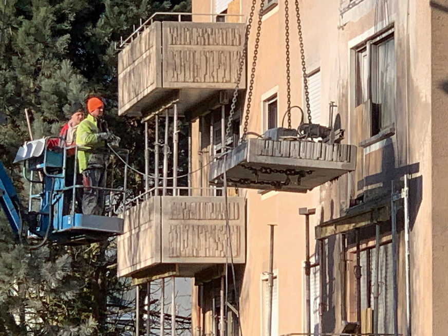 10 Vor der Montage der vorgefertigten und gedämmten Fassaden­elemente wurden die alten Balkone abgeschnitten und die Rollladen­schürzen geschlitzt.