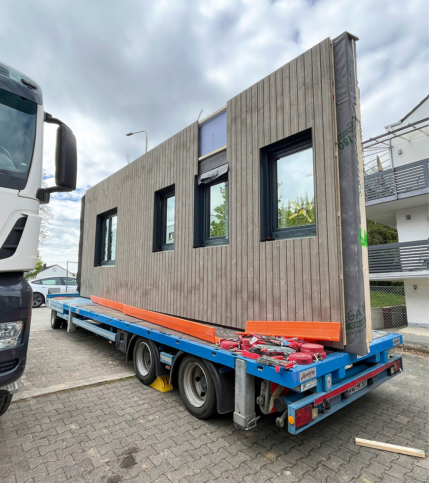 12 Transport der Fassadenelemente auf Tiefladern
