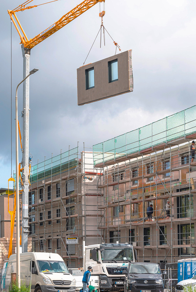 13 Für das Einfädeln der Fassadenelemente ­zwischen Außenwand und Gerüst war vom Kranführer ein sensibles Händchen gefragt.