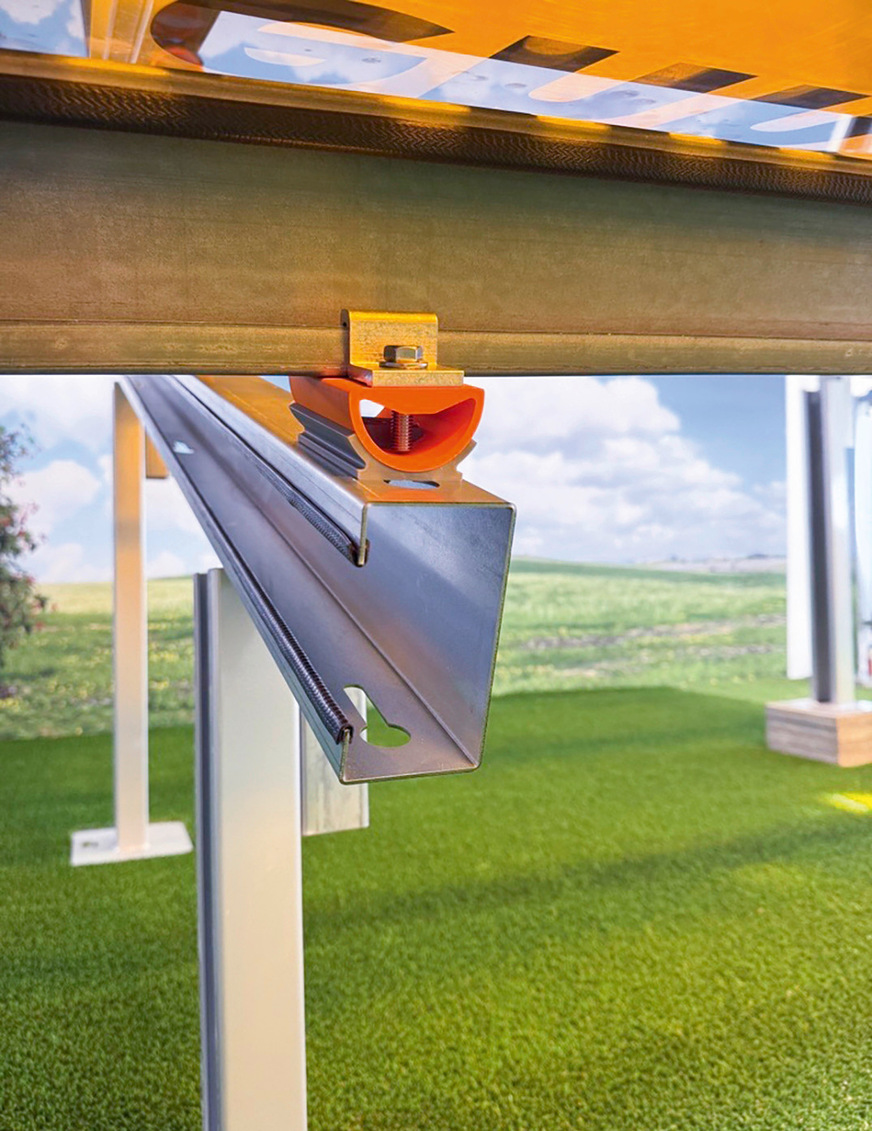 Mit einer Ausgleichsklemme kann das Montagesystem von T-Werk dem Gelände folgen.