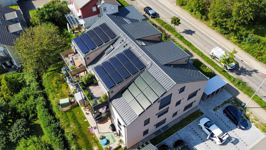 6 Kernsaniertes Gebäude in Heitersheim: 28 PVT-Luft-Sole-Kollektoren versorgen als alleinige Wärmequelle die Wärmepumpe.