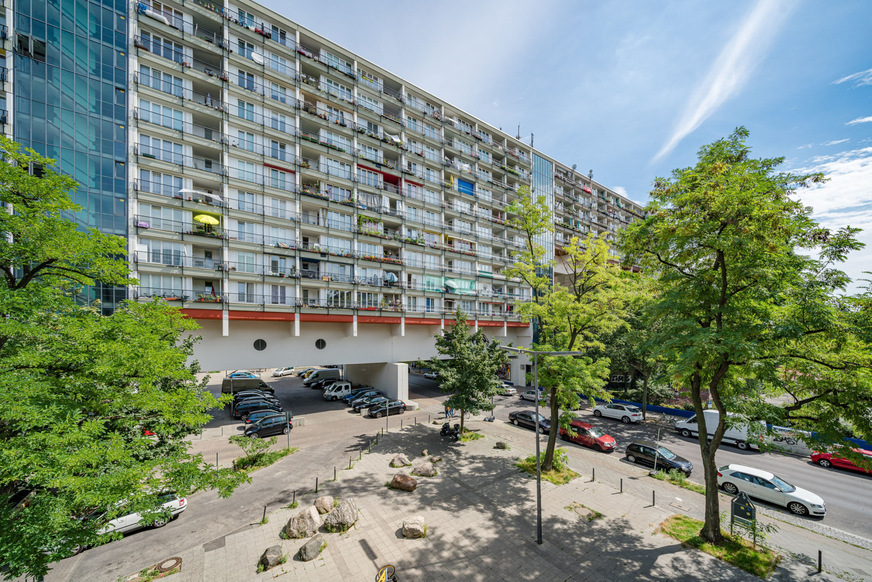 Die denkmalgeschützte Wohnanlage Pallasseum aus den 1970er-Jahren weist einen überdurchschnittlich hohen Wärmeverbrauch auf. Sie wurde über eine 140 Meter lange Nahwärmetrasse an das Rechenzentrum angebunden.