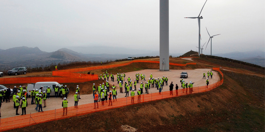 Repowering-Windpark Partinico-Monreale bei&nbsp;Palermo während der Eröffnungs­veranstaltung des Projektierungsunternehmens ERG 2023: Zehn 4,2-Megawatt-Anlagen von Vestas vom Typ V132 haben 19 Altanlagen mit 16 Megawatt ersetzt.